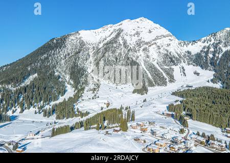 Blick aus der Vogelperspektive auf das winterliche Dorf Berwang in der touristischen Region Tiroler Zugspitz Arena Stockfoto