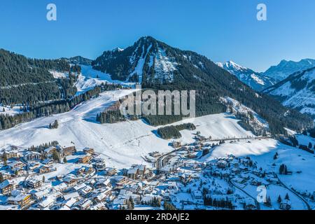 Blick aus der Vogelperspektive auf das winterliche Dorf Berwang in der touristischen Region Tiroler Zugspitz Arena Stockfoto