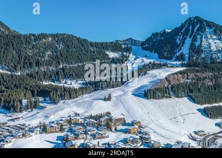 Blick aus der Vogelperspektive auf das winterliche Dorf Berwang in der touristischen Region Tiroler Zugspitz Arena Stockfoto