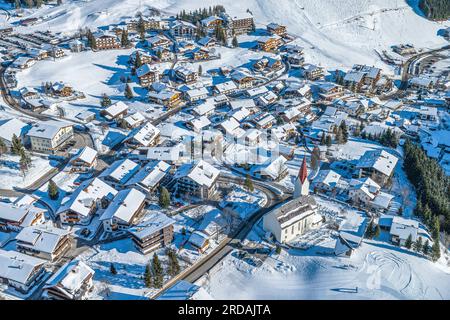 Blick aus der Vogelperspektive auf das winterliche Dorf Berwang in der touristischen Region Tiroler Zugspitz Arena Stockfoto