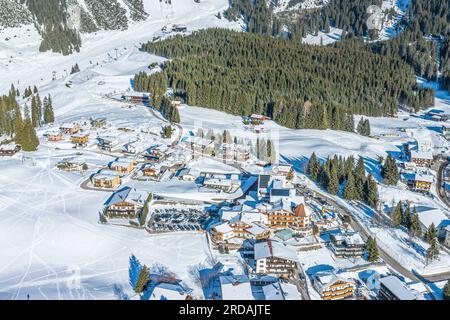 Blick aus der Vogelperspektive auf das winterliche Dorf Berwang in der touristischen Region Tiroler Zugspitz Arena Stockfoto