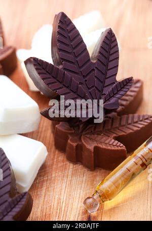 CBD-Pralinen. Köstliche stimmungsvolle Speisen, Desserts und Leckereien mit dem gewissen etwas. Stockfoto