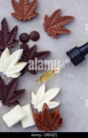 CBD-Pralinen. Köstliche stimmungsvolle Speisen, Desserts und Leckereien mit dem gewissen etwas. Stockfoto