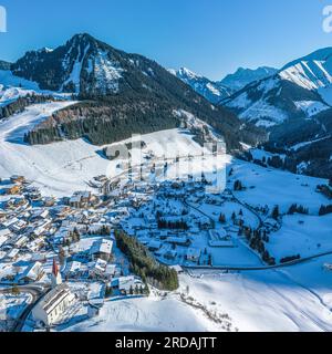 Blick aus der Vogelperspektive auf das winterliche Dorf Berwang in der touristischen Region Tiroler Zugspitz Arena Stockfoto