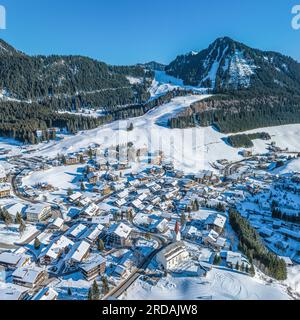 Blick aus der Vogelperspektive auf das winterliche Dorf Berwang in der touristischen Region Tiroler Zugspitz Arena Stockfoto