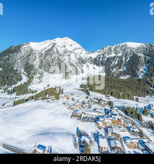 Blick aus der Vogelperspektive auf das winterliche Dorf Berwang in der touristischen Region Tiroler Zugspitz Arena Stockfoto