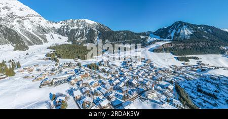 Blick aus der Vogelperspektive auf das winterliche Dorf Berwang in der touristischen Region Tiroler Zugspitz Arena Stockfoto