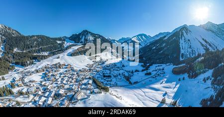 Blick aus der Vogelperspektive auf das winterliche Dorf Berwang in der touristischen Region Tiroler Zugspitz Arena Stockfoto