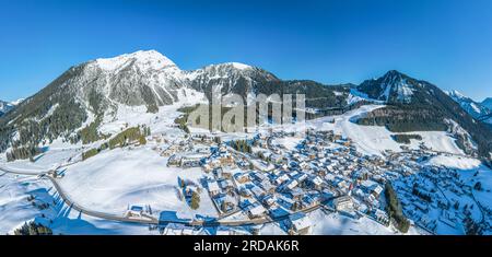 Blick aus der Vogelperspektive auf das winterliche Dorf Berwang in der touristischen Region Tiroler Zugspitz Arena Stockfoto