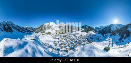Blick aus der Vogelperspektive auf das winterliche Dorf Berwang in der touristischen Region Tiroler Zugspitz Arena Stockfoto