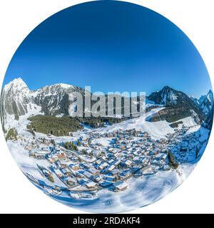 Blick aus der Vogelperspektive auf das winterliche Dorf Berwang in der touristischen Region Tiroler Zugspitz Arena Stockfoto