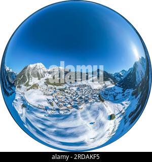 Blick aus der Vogelperspektive auf das winterliche Dorf Berwang in der touristischen Region Tiroler Zugspitz Arena Stockfoto