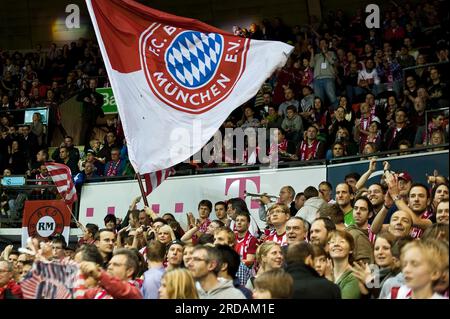 Bayern Fans mit Fahne Basketball Bundesliga FC Bayern München - EWE Körbe Oldenburg 14.1.2012 im Audi Dome München Stockfoto