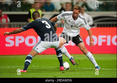 Benedikt Höwedes Aktion gegen Marcos Rojo Fußball Länderspiel Deutschland - Argentinien 1:3, 15.8.2012 Stockfoto