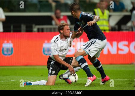 Benedikt Höwedes Aktion gegen Marcos Rojo Fußball Länderspiel Deutschland - Argentinien 1:3, 15.8.2012 Stockfoto