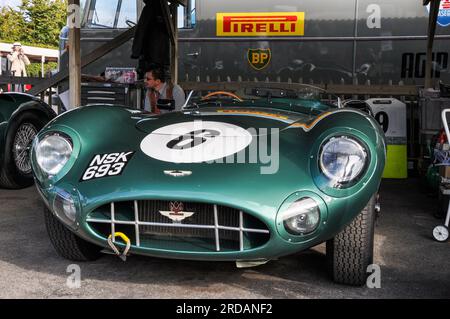 Aston Martin DBR1/4, 1959 Rennwagen, NSK 693, auf dem Goodwood Revival Oldtimer-Motorsport-Event in West Sussex, Großbritannien. Fahrgestell DBR1/4 Le Mans Racer Stockfoto