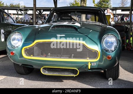 Aston Martin DB4 GT-Klassiker, Oldtimer, der bei der RAC Tourist Trophy auf dem Goodwood Revival-Oldtimer-Motorsport-Event in West Sussex, Großbritannien, antreten wird Stockfoto