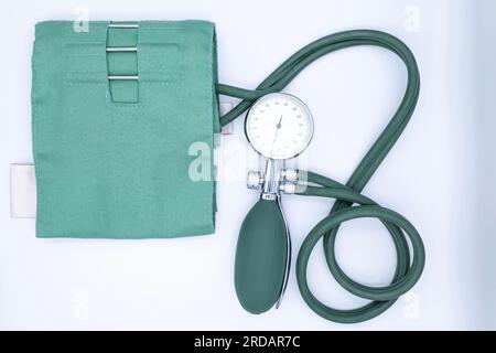 Sphygmomanometer, isoliert auf weißem Hintergrund Stockfoto