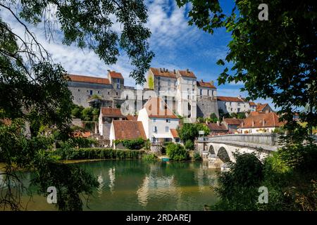 Pesmes im Spiegel des Flusses Ognon Vesoul Haute-Saone Bourgogne-Franche-Comte Frankreich Stockfoto