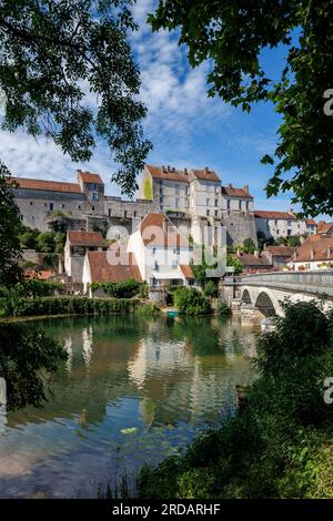 Pesmes im Spiegel des Flusses Ognon Vesoul Haute-Saone Bourgogne-Franche-Comte Frankreich Stockfoto