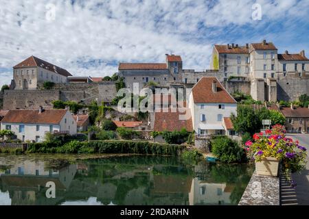 Pesmes im Spiegel des Flusses Ognon Vesoul Haute-Saone Bourgogne-Franche-Comte Frankreich Stockfoto