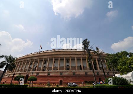 New Delhi, Delhi, Indien. 20. Juli 2023. Altes und neues Parlamentsgebäude am ersten Tag der Monsunsitzung in Neu-Delhi am Donnerstag, den 20. Juli 2023. Narendra Modi Thursday Photo by Ravi Batra/INDIA (Kreditbild: © Ravi Batra/ZUMA Press Wire) NUR ZUR REDAKTIONELLEN VERWENDUNG! Nicht für den kommerziellen GEBRAUCH! Stockfoto