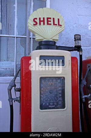 Antique Vintage Shell Benzinpumpen, rot am Hafen gestrichen, St Mawes, Cornwall, England, Großbritannien, TR2 5AG Stockfoto