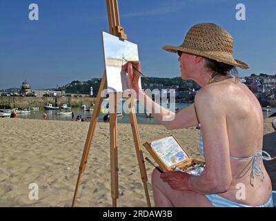 Ein Künstler malt den Hafen und die Anlegestelle, St Ives, Saint Ives , Cornwall, England, UK, TR26 1LP Stockfoto