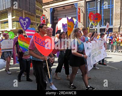 Salford Studentenvereinigung bei der Manchester Pride Festival Parade, 36 Whitworth Street, Manchester, England, Großbritannien, M1 3NR Stockfoto