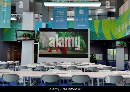 Besuchen Sie das wichtigste Medienzentrum der FISU World University Games 31. in Chengdu, Provinz Sichuan im Südwesten Chinas, 19. Juli 2023. Stockfoto