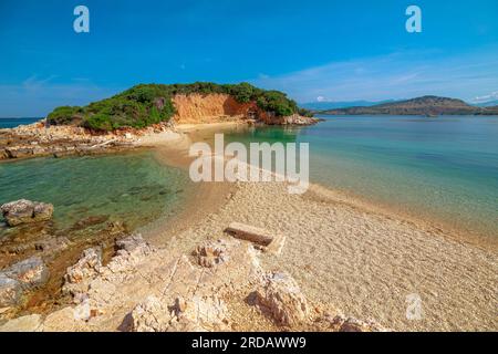 Die Hauptattraktion der Ksamil-Inseln liegt an ihren unberührten und malerischen Stränden. Jede Insel hat ihren einzigartigen Charme und bietet einen anderen Strand Stockfoto