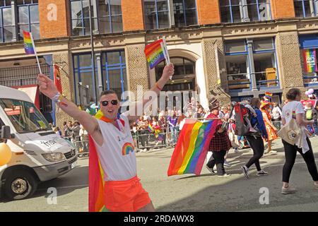 GreatPlaces Housing Group - Housestolz auf der Manchester Pride Festival Parade, 36 Whitworth Street, Manchester, England, Großbritannien, M1 3NR Stockfoto