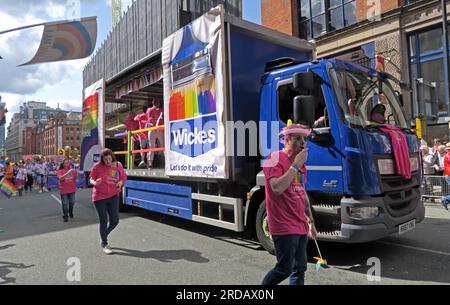 Wickes macht es mit Stolz – auf der Manchester Pride Festival Parade, 36 Whitworth Street, Manchester, England, Großbritannien, M1 3NR Stockfoto