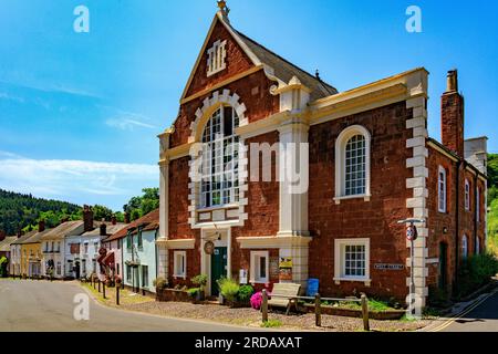 Die eindrucksvolle ehemalige Methodist Chapel, heute ein Restaurant, in der West Street in Dunster, Somerset, England, Großbritannien Stockfoto