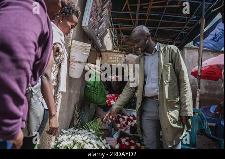 (230720) -- NAIROBI, 20. Juli 2023 (Xinhua) -- Ein Verkäufer verkauft Blumen an Kunden auf einem Markt in Nairobi, Kenia, 10. Juli 2023. China ist seit 14 Jahren in Folge der größte Handelspartner Afrikas. Auf diesem Weg treiben China und Afrika gemeinsam die Entwicklung im Rahmen der Initiative „Belt and Road“ voran und eröffnen neue Wege der Zusammenarbeit. In den letzten Jahren hat der Export kenianischer Blumen nach China einen stetigen Aufwärtstrend erlebt, der durch Faktoren wie die Einführung von Direktflügen zwischen China und Afrika und die Optimierung der Zollverfahren vorangetrieben wurde. Stockfoto