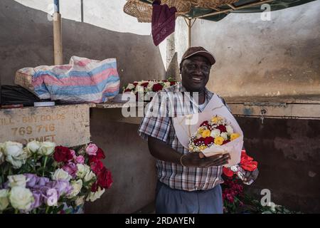 (230720) -- NAIROBI, 20. Juli 2023 (Xinhua) -- Ein Verkäufer besitzt Blumen, die auf einem Markt in Nairobi, Kenia, 10. Juli 2023 verkauft werden sollen. China ist seit 14 Jahren in Folge der größte Handelspartner Afrikas. Auf diesem Weg treiben China und Afrika gemeinsam die Entwicklung im Rahmen der Initiative „Belt and Road“ voran und eröffnen neue Wege der Zusammenarbeit. In den letzten Jahren hat der Export kenianischer Blumen nach China einen stetigen Aufwärtstrend erlebt, der durch Faktoren wie die Einführung von Direktflügen zwischen China und Afrika und die Optimierung der Zollverfahren vorangetrieben wurde. (X Stockfoto