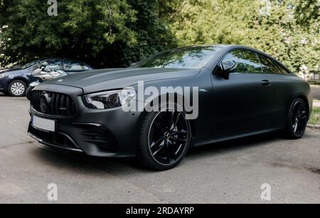 Minsk, Belarus, Juli 2023 - Mercedes AMG E63 - Premium Coupé. Vorderansicht Stockfoto