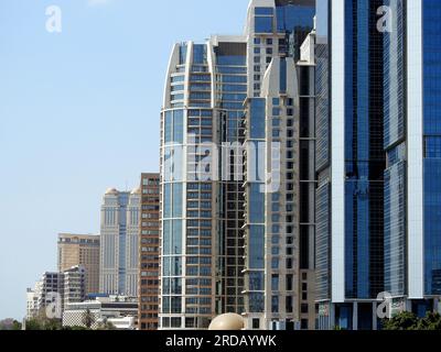 Kairo, Ägypten, Juni 29 2023: Hohe moderne Gebäude Wolkenkratzer an der Küste des Flusses Nil von Ägypten, Kairo, Innenstadt, moderne architektonische Höhe Stockfoto