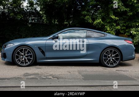 Minsk, Belarus, Juli 2023 - luxuriöses BMW-Coupé auf dem Parkplatz in der Stadt. Sportautomatik Stockfoto