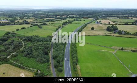 Ein Luftblick von der stillgelegten ehemaligen Afon Wen bis zur Bangor Carnarvonshire Railway, jetzt ein Radweg, in der Nähe von Penygos, Gwynedd, Wales. Juli 2023 Stockfoto