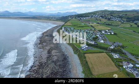 Drohnenblick auf das Dorf und den Strand von Llandanwg an der Küste von Nordwales, mit Snowdonia-Bergen im Hintergrund, Gwynedd, Wales, Juli 2023 Stockfoto