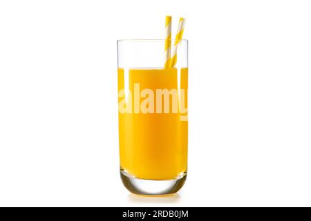 Ein Glas frisch gepressten Orangensaft mit Trinkhalmen, isoliert auf weißem Hintergrund. Gesundes Trinken. Stockfoto
