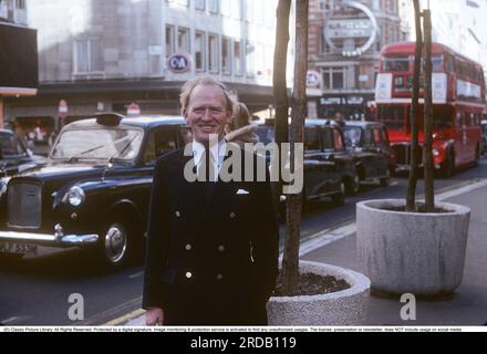 Gordon Jackson. 19. dezember 1023 bis 15. januar 1990. Am besten erinnerte sich der schottische Schauspieler an seine Rolle als Butler der Bellamys, Angus Hudson in der beliebten tv-Serie Oben, unten, die zwischen 1971 und 1975 im fernsehen lief, insgesamt 68 Folgen. Und in der Rolle von George Cowley, dem Leiter von CI5 in der tv-Serie, die Profis in allen 57 Episoden der Sendung von 1977 bis 1983, obwohl die Dreharbeiten 1981 beendet wurden. Im Dezember 1989 wurde bei ihm Knochenkrebs diagnostiziert, er starb am 15. januar 1990 im Alter von 66 Jahren. Im november 1975 in der Oxford Street von Kristoffersson aufgenommen. Stockfoto