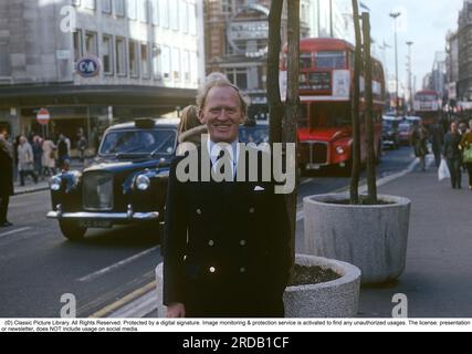 Gordon Jackson. 19. dezember 1023 bis 15. januar 1990. Am besten erinnerte sich der schottische Schauspieler an seine Rolle als Butler der Bellamys, Angus Hudson in der beliebten tv-Serie Oben, unten, die zwischen 1971 und 1975 im fernsehen lief, insgesamt 68 Folgen. Und in der Rolle von George Cowley, dem Leiter von CI5 in der tv-Serie, die Profis in allen 57 Episoden der Sendung von 1977 bis 1983, obwohl die Dreharbeiten 1981 beendet wurden. Im Dezember 1989 wurde bei ihm Knochenkrebs diagnostiziert, er starb am 15. januar 1990 im Alter von 66 Jahren. Im november 1975 in der Oxford Street von Kristoffersson aufgenommen. Stockfoto