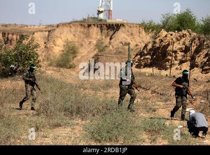 Gaza, Palästina. 20. Juli 2023. Palästinensische Kämpfer des Militärflügels der Hamas marschieren in der Nähe der Grenze zu Israel im zentralen Gazastreifen während der Gedenkfeier des Krieges von 2014, der 51-tägigen Periode des israelisch-palästinensischen Konflikts. (Foto: Yousef Masoud/SOPA Images/Sipa USA) Guthaben: SIPA USA/Alamy Live News Stockfoto