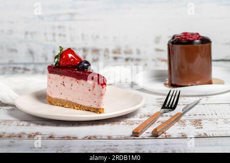 Sorten Kuchen. Käsekuchen und Cremebrot auf Holzhintergrund Stockfoto