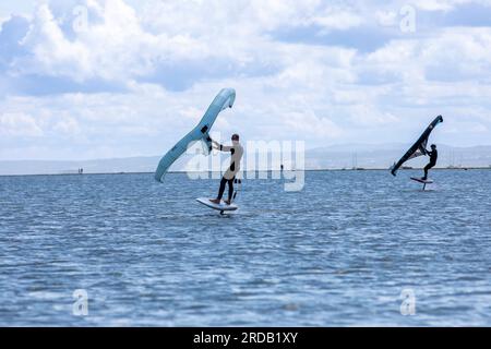 Wirral Watersports Centre und West Kirby Marine Lake befinden sich an der Ecke der Wirral Peninsula am Fluss Dee. Die atemberaubende Aussicht auf Wales und Hilbre Island und die einheimische Tierwelt sind nur einige der Gründe, warum Besucher wieder ins Zentrum zurückkehren. Das Zentrum und der See sind das ganze Jahr über geöffnet. West Kirby ist eine Küstenstadt im Metropolitan Borough of Wirral in Merseyside, England. Die Stadt liegt in der Nähe der Mündung des Flusses Dee. Stockfoto