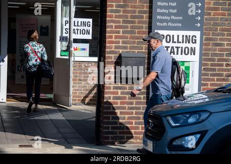 Uxbridge, Großbritannien. 20. Juli 2023. Es war geschäftiger Morgen in Uxbridge, als die Wähler bei den örtlichen Wahlen in Uxbridge und South Ruislip zur Wahl gingen, wo der ehemalige konservative Premierminister Boris Johnson den Sitz innehatte. Labour wird heute voraussichtlich die Wahlen gewinnen, aber viele Wähler sind wütend, dass Uxbridge Teil der Ultra Low Emission Zone werden soll, die der Labour-Bürgermeister von London Sadiq Khan vorgeschlagen hat. Das kann bedeuten, dass die Wähler für alternative Parteien wie die Liberaldemokraten oder die Grünen stimmen. Kredit: Maureen McLean/Alamy Live News Stockfoto