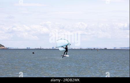 Wirral Watersports Centre und West Kirby Marine Lake befinden sich an der Ecke der Wirral Peninsula am Fluss Dee. Die atemberaubende Aussicht auf Wales und Hilbre Island und die einheimische Tierwelt sind nur einige der Gründe, warum Besucher wieder ins Zentrum zurückkehren. Das Zentrum und der See sind das ganze Jahr über geöffnet. West Kirby ist eine Küstenstadt im Metropolitan Borough of Wirral in Merseyside, England. Die Stadt liegt in der Nähe der Mündung des Flusses Dee. Stockfoto