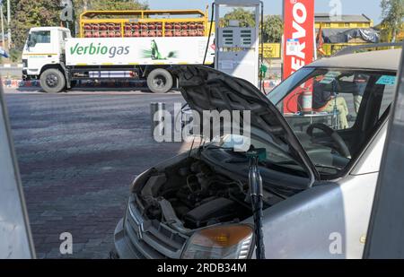 INDIEN, Punjab, Lehragaga, VERBIO Biogasanlage Verarbeitung von Rohreis zu CNG Biogas und Kompost, früher wurde das Reistroh vom Landwirt auf den Feldern verbrannt, nach der Methanierung wird das Erdgas in Flaschen für den Transport per Lkw gefüllt, Versorgung der indischen Öltankstelle/INDIEN, VERBIO Biogasanlage gewinnt aus der Fermentation von Reis Stroh hochwertiges CNG Biogas und Kompost, früher war das Reisstroh von den Landwirten auf den Feldern abgebrannt, das Biogas ist in der Methanisierung zu Methangas aufbereitet, komprimiert und in Gasflaschen zur Lieferung an Gastankstellen gefüllt, BE Stockfoto